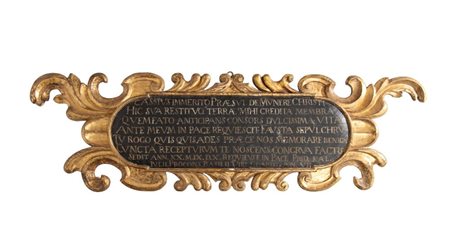  
Stele funeraria in legno dorato Italia centrale, XVIII secolo
 Altezza x larghezza: 47 x 150 cm
