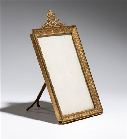  
Cornice portafoto in bronzo dorato manifattura Ateliers de Cuivres de France  Francia, XIX secolo
 Altezza x larghezza: 20 x 12,5 cm 