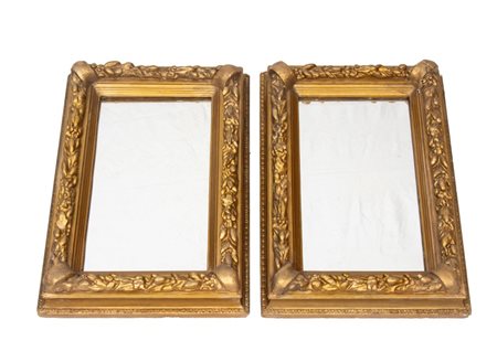  
Coppia di piccole specchiere Italia, XX secolo
 Altezza x larghezza: 51 x 35 cm 