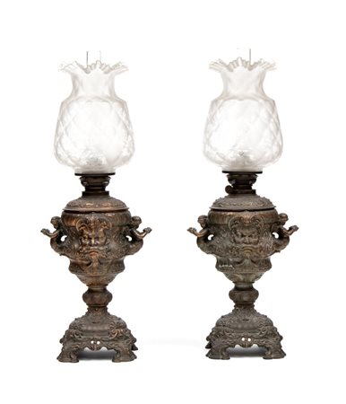  
Coppia di lampade a petrolio in metallo sbalzato XX secolo
 Altezza x larghezza x profondità: 65 x 24 x 18 cm