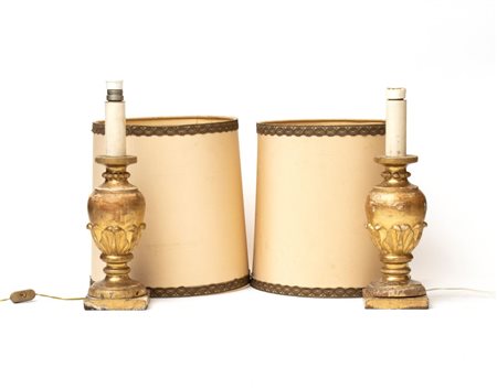  
Coppia di lampade in legno dorato Italia centrale, XIX secolo
 Altezza x larghezza x profondità: 46 x 13 x 13 cm