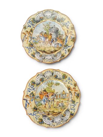  
Coppia di piatti decorativi in maiolica Italia, XIX secolo
 Diametro: 38 cm