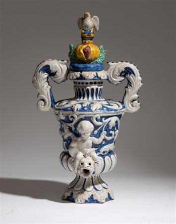 BESNIK HARIZI  
Vaso biansato in ceramica blu e bianca Caltagirone, Fine XX secolo
 Altezza x larghezza x profondità: 84 x 38 x 24 cm