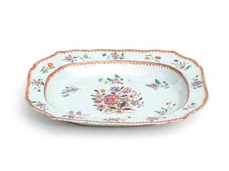  
Vassoio in porcellana "Famiglia Rosa" Cina, epoca Qing
 Altezza x larghezza x profondità: 54 x 34 x 24 cm.