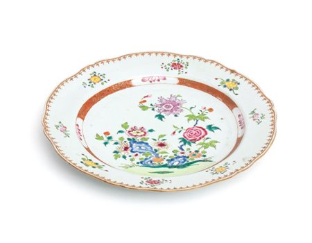  
Piatto in porcellana cinese "Famiglia Rosa" Cina, epoca Qing
 Altezza x diametro: 5 x 34,5 cm.