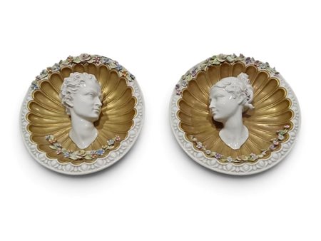  
Coppia di medaglioni in porcellana raffiguranti Bacco e Arianna Italia, XX secolo
 Altezza x larghezza: 24 x 22 cm