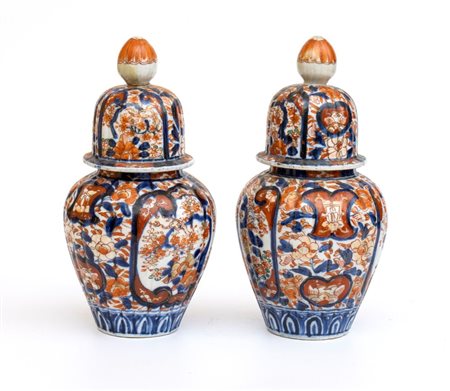  
Coppia di potiche imari Giappone, XIX secolo
 Altezza x diametro: 24 x 11,5 cm.