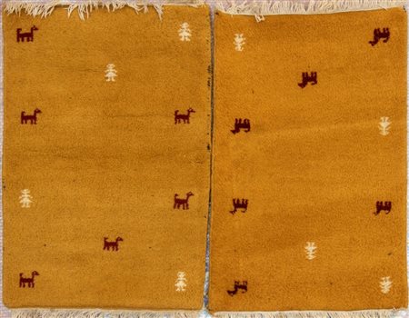  
Coppia di tappeti Cina, XX secolo
 Altezza x larghezza: 95 x 62 cm. ciascuno