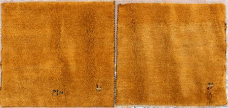  
Coppia di tappeti Cina, XX secolo
 Altezza x larghezza: 73,5 x 70 cm. ognuno