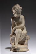  
"La bagnante" scultura in marmo Francia, XIX secolo
 Altezza x larghezza x profondità: 59 x 29 x 33 cm
