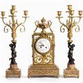 H. JOURNET & CIE  
Trittico francese in bronzo dorato Parigi, XIX secolo
 Altezza x larghezza x profondità orologio:: 46 x 24 x 17 cm. Altezza x larghezza x profondità candelabri: 54 x 22 x 22 cm.
