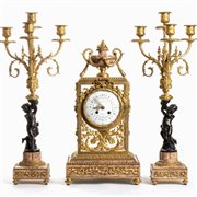 H. JOURNET & CIE  
Trittico francese in bronzo dorato Parigi, XIX secolo
 Altezza x larghezza x profondità orologio:: 46 x 24 x 17 cm. Altezza x larghezza x profondità candelabri: 54 x 22 x 22 cm.