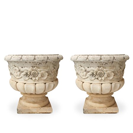 Coppia di vasi in malta cementizia con decoro floreale a rilievo lungo il corpo del vaso