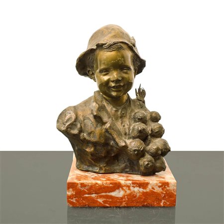 Giovanni De Martino (Napoli 1870 - Napoli 1935)  - Venditore di cipolle, piccola scultura in bronzo su base in marmo