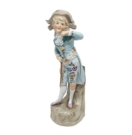 Statuina in biscuit policroma raffigurante bambino in abiti settecenteschi 