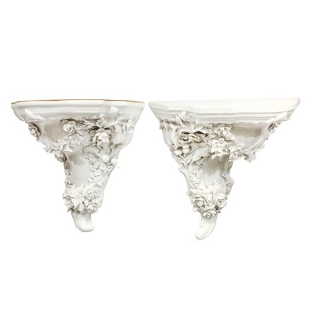 Dresden Porcelain - Coppia di piccole mensole in porcellana bianca con decori floreali in rilievo