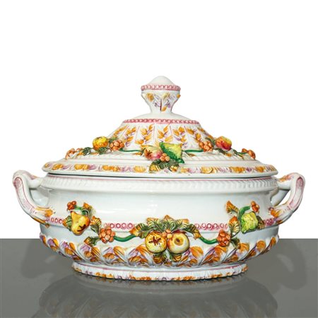Zuppiera con decori di frutta a rilievo