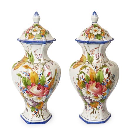 Coppia di potiche in ceramica bianca con decori floreali, Primi 20° secolo