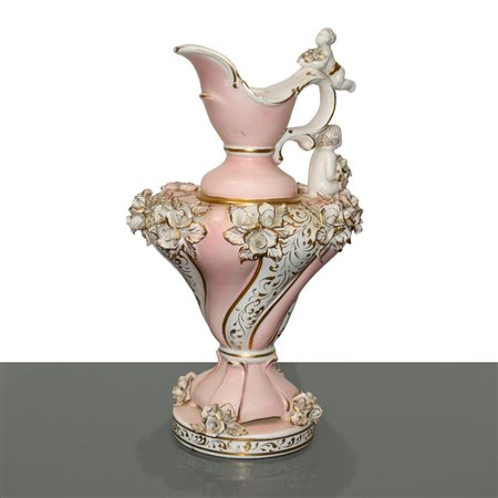 Versatoio in porcellana rosa con decori floreali in rilievo