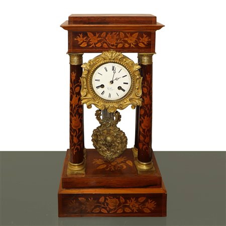 Orologio con sostegni a colonne con intarsi in legni chiari floreali