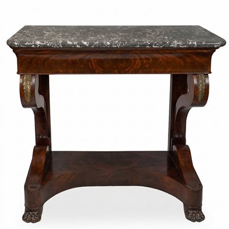 Consolle Carlo X in legno scolpito con lastronatura in piuma di mogano arricchita da bronzi cesellati e dorati. Piano in marmo grigio stondato in testa, France, Primi 19° secolo