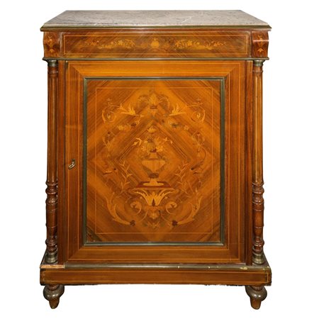Credenza bassa con marmo al piano, con modenature in metallo doratoe intarsi al fronte in legni chiari, 19° secolo
