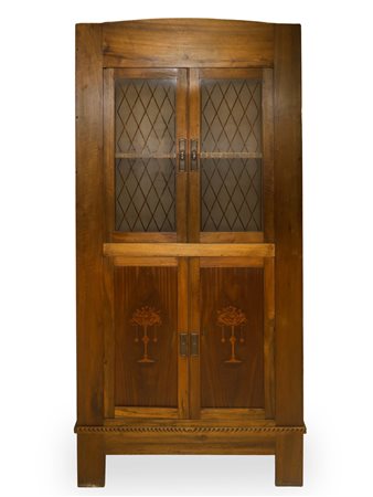 Grande angoliera in legno con sportelli a vetri superiori e sportelli inferiori decorati, Fine 19° secolo