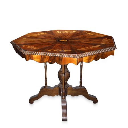 Tavolo ottagonale in legno di mogano con intarsi in legni chiari e a motivi floreali al piano, Fine 19th/20° secolo