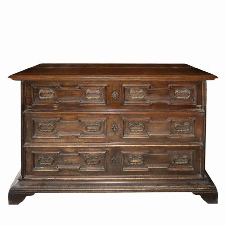 Cassettone in legno di noce., 17th/18° secolo