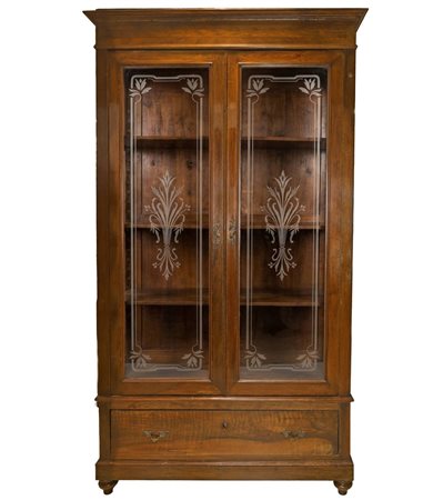 Vetrina a due ante in legno di noce con vetri decorati con incisioni floreali, 20° secolo