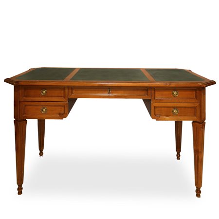 Scrivania in legno di noce chiaro, piano rivestito in pelle, cassetto centrale e cassetti laterali, piedi troncopiramidali , Primi 20° secolo