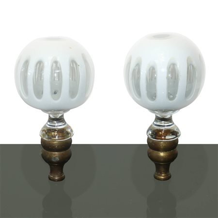 Coppia di pomoli in vetro bianco e ottone