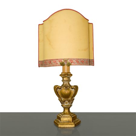 Lume con base in legno dorata