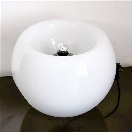 Eleonore Peduzzi Riva per Artemide - Lampada da tavolo in vetro bianco modello Vacuna, 60s/70s