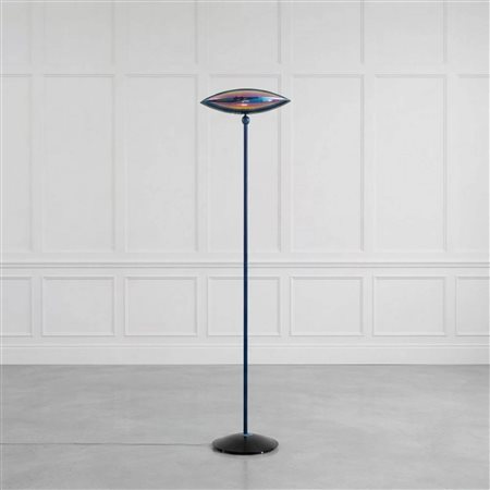 Fabio Lombardo  per Flos - Lampada da terra modello Aeto con diffusore a forma di occhio in vetro iridescente e metallo blu