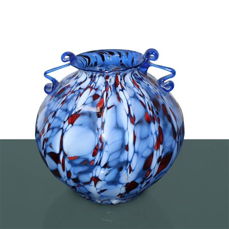 Fratelli Toso - Vaso biansato policromo blu, rosso e bianco in vetro di Murano, first half of the 20° secolo