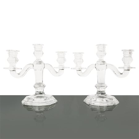 Baccarat France - Coppia di candelabri a tre luci in cristallo manifattura Baccarat modello Regence. Presenza di sbeccature sul bordo.