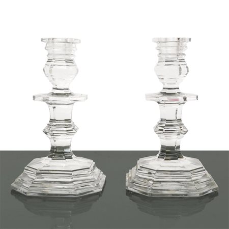 Baccarat France - Coppia di candelieri monoforo in cristallo manifattura Baccarat modello Regence. Presente sbeccatura  sul bordo di uno