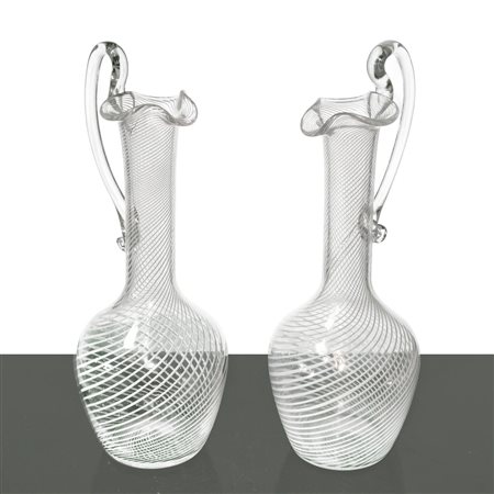 Coppia di versatoi in vetro di Murano con filigrana a spirale.