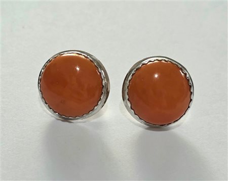 Eleganti orecchini in oro bianco 18 carati e corallo naturale