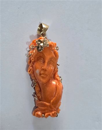 Elegante ciondolo in oro e corallo inciso