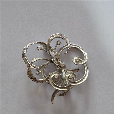 Elegante spilla in oro bianco 18 carati e brillanti