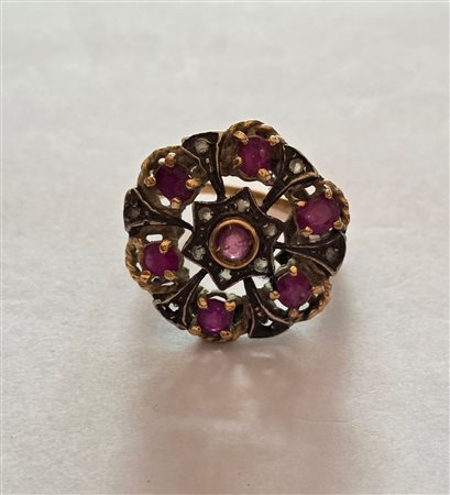 Anello in oro giallo, argento e rubini