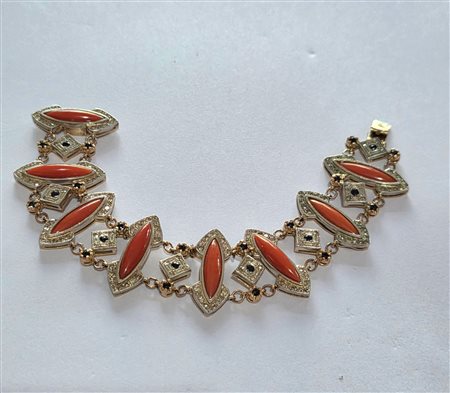 Importante bracciale in oro, diamanti, zaffiri e corallo