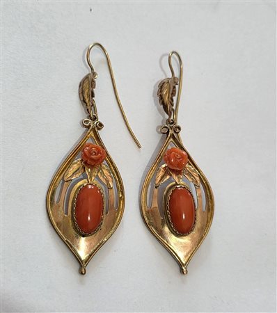 Orecchini in oro giallo e corallo