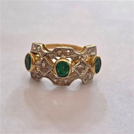 Anello in oro basso titolo, rosette di diamanti e smeraldi