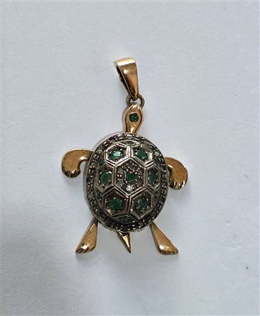 Ciondolo tartaruga in oro e smeraldi