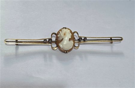 Spilla in oro giallo 18 carati e cammeo
