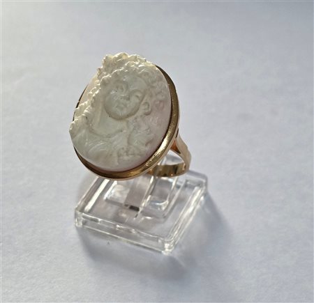 Anello in oro giallo 18 carati e cammeo conchiglia