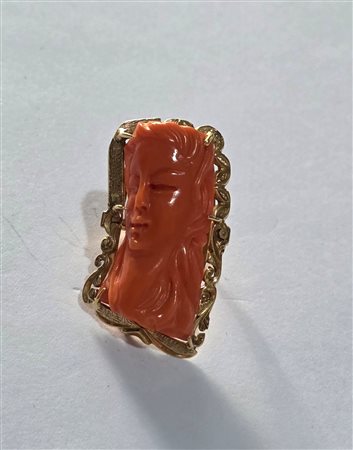 Anello in oro giallo 18 carati e corallo inciso